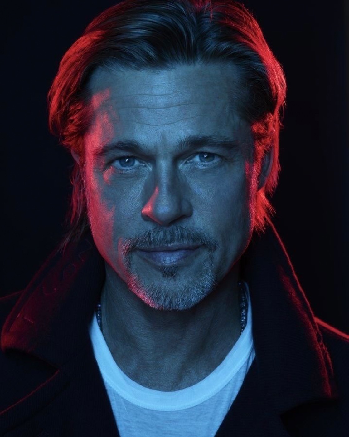 Retrato de referência com luz vermelha e azul